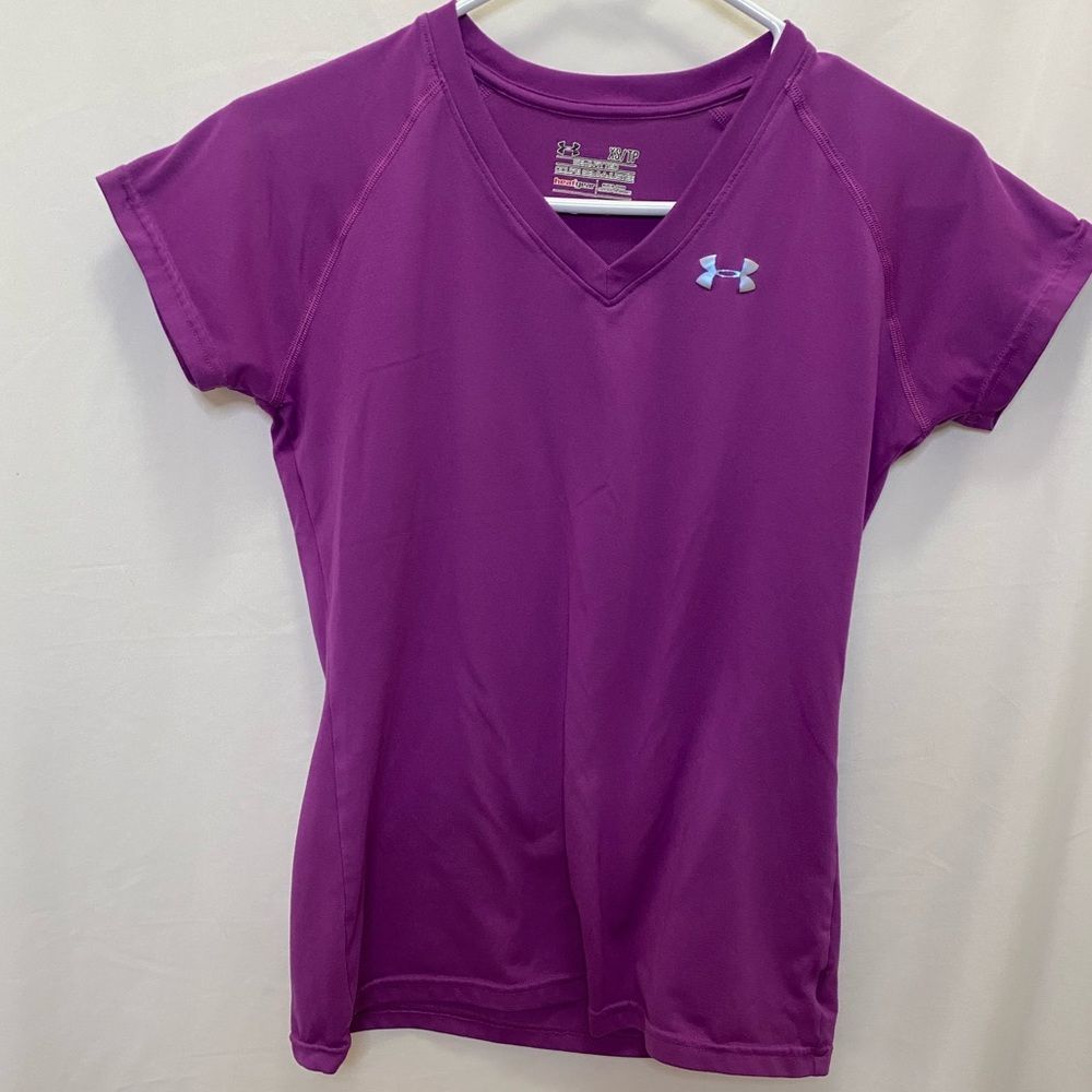Under Armour magenta v-neck activewear short sleeve tee, size XS